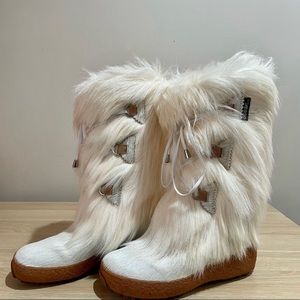Oscar Sport Julia White Fur Boot Made Italy Sz 7 US 38 New With Box